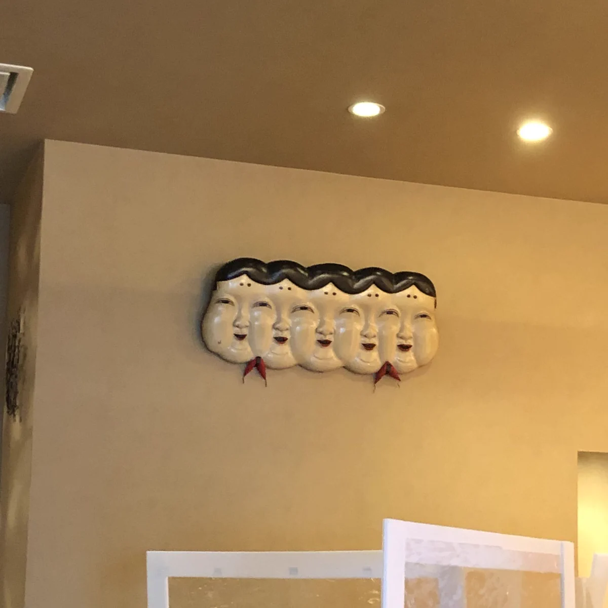 食事に集中出来なくなりそう･･･？お昼ごはんを食べたお店に飾られていたちょっと怖いお面！