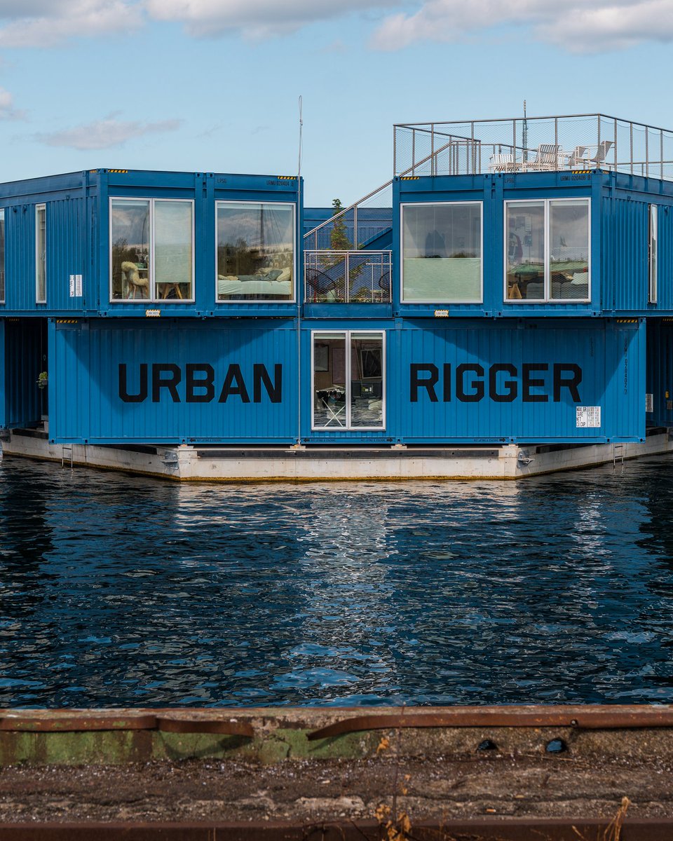The coolest student housing ever? @urbanrigger could very well be just that🏆🏘 The fleet of reconstructed, energy-efficient, old shipping containers is located in Copenhagen’s clean harbour right next to the city’s most popular street food market🌊 #copenhagen #cph #københavn