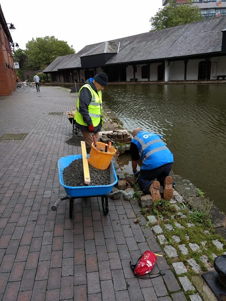CRTWestMidlands's tweet photo. Our #Volunteers are back out on the canal in #Coventry and they wasted no time getting stuck back in. They've repainted bollards, repaired a hole in the towpath, put up a new sign, plus weeding and litter picking. They have been very busy! https://t.co/hvbe9NU2zZ