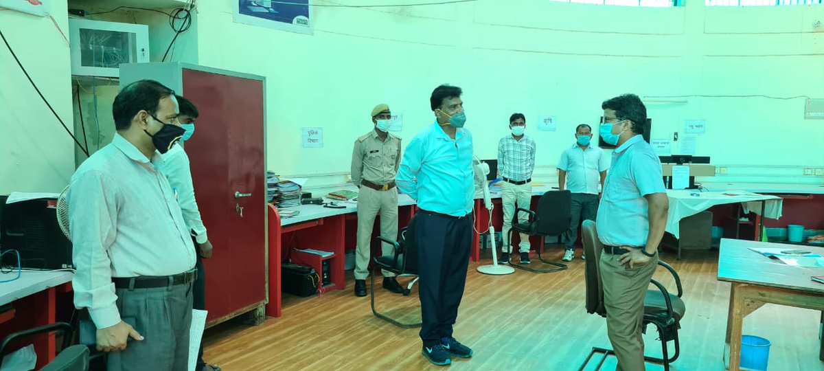 DMkaushambi's tweet image. जिलाधिकारी #कौशाम्बी द्वारा कलेक्ट्रेट स्थित एकीकृत कोविड कमाण्ड एण्ड कन्ट्रोल सेंटर का निरीक्षण किया गया एवं आवश्यक दिशा निर्देश दिए।
@UPGovt 
@CMOfficeUP 
@InfoDeptUP 
@PMOIndia 
@ShishirGoUP 
@CommissionerPrg 
@AwasthiAwanishK