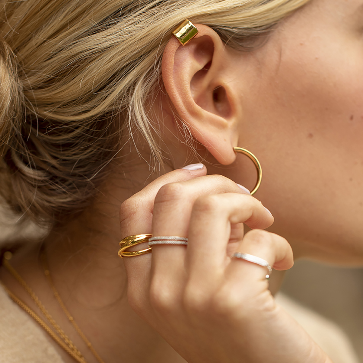 We’re all ears. Switching up our stack by pairing back with our old faithful Fiji hoops and Siren muse cuff.

#MV #jewellery #jewelry #moregold

bit.ly/2CZ9M2U
