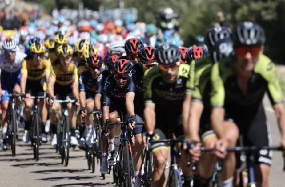 elchiringuitotv's tweet photo. 💪🇰🇿 "LUTSENKO resuelve una fuga de quilates con un SUPERCOMBATIVO @jesushl90 🇪🇸 2º".  

🙄 PASOTISMO entre los favoritos... ROGLIC debería APROVECHAR su gran momento de forma... y NO lo está HACIENDO" 

✍ Por @jesusguevarab https://t.co/jpxDORnsOJ