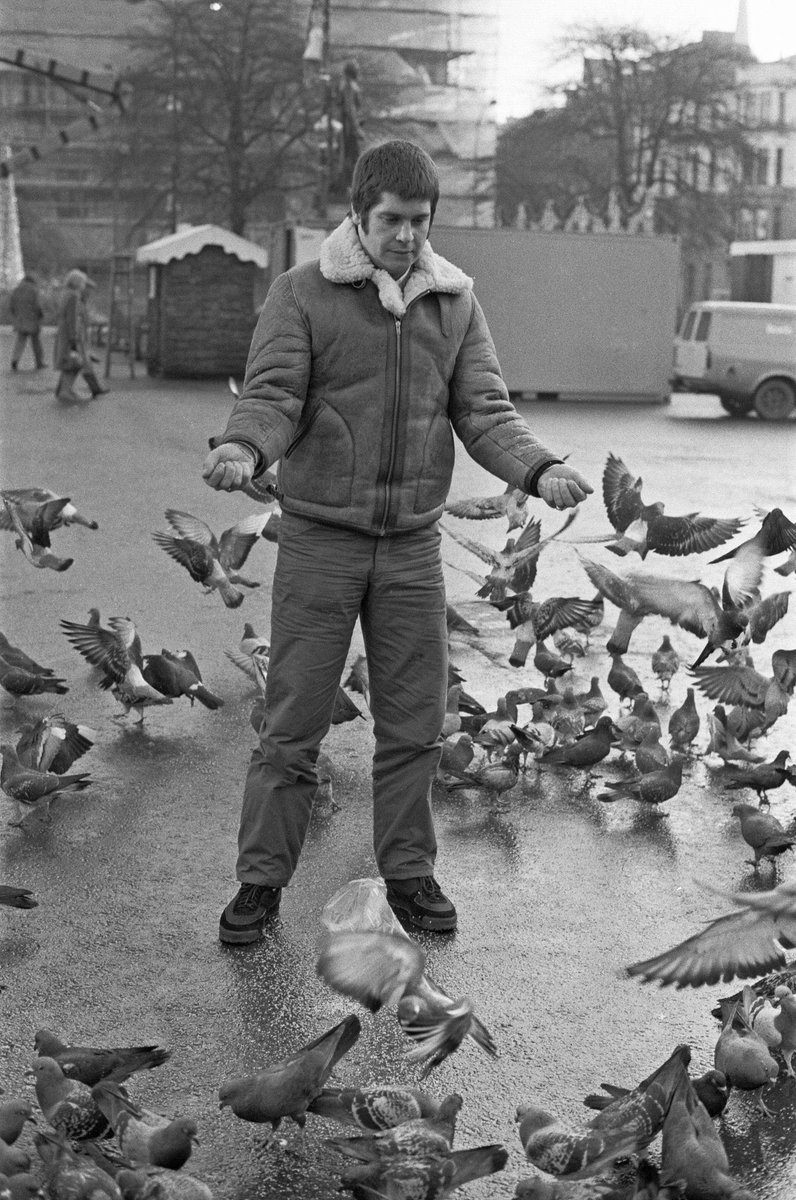 Feeding pigeons in Glasgow's George Square 1982 #tbt