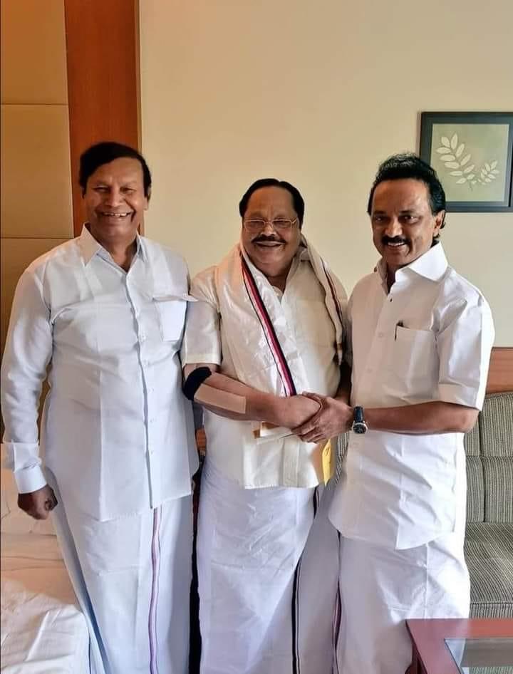 rasali_sdk's tweet photo. புதிய கழகப்பொது செயலாளருக்கும், பொருளாளருக்கும் மனமார்ந்த வாழ்த்துகள். தலைவர் கண்ணசைவில் காரியம் சாதிக்கும் தோழமைகளாக இணைந்து பயணித்து, கழகத்தை ஆட்சியில் அமர்த்தி அண்ணா, பெரியார், தலைவர் கலைஞர் வழியில் கழகத்தை வழிநடத்திச்செல்ல வாழ்த்துகள் 💐🙏❤️. #DMK #DMKGeneralSecretary https://t.co/9j4EWIJDnM