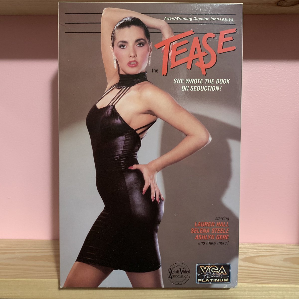 VideoClimax's tweet photo. The Tease (1990) 

#laurenhall #ashlyngere #selenasteele #ttboy #peternorth #tombyron #randywest #johnleslie #vcapictures #90sporn #vintageporn #classicporn #pornvhs #vintageerotica #eroticfilm #vhs #vhscollector #porncollector #bigboxporn #bigboxvhs #1990s https://t.co/XS23BzUU9R