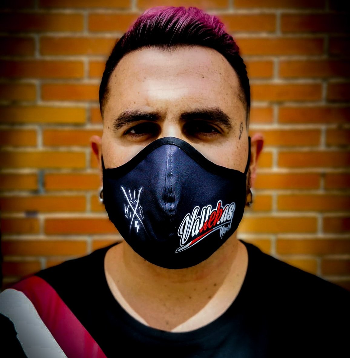 WearingdelKas's tweet photo. ⚡Mascarilla "VKS" &amp; "Vallekas Franja"
Lavable, con hueco para introducir filtro.
💶 8€
ℹ️ JG TATTO STUDIO (Avda Palomeras 153).
⌚De L a V de 11 a 14 y de 16 a 20 horas.
📦 TAMBIÉN HACEMOS ENVÍOS https://t.co/HkNwps9WL8