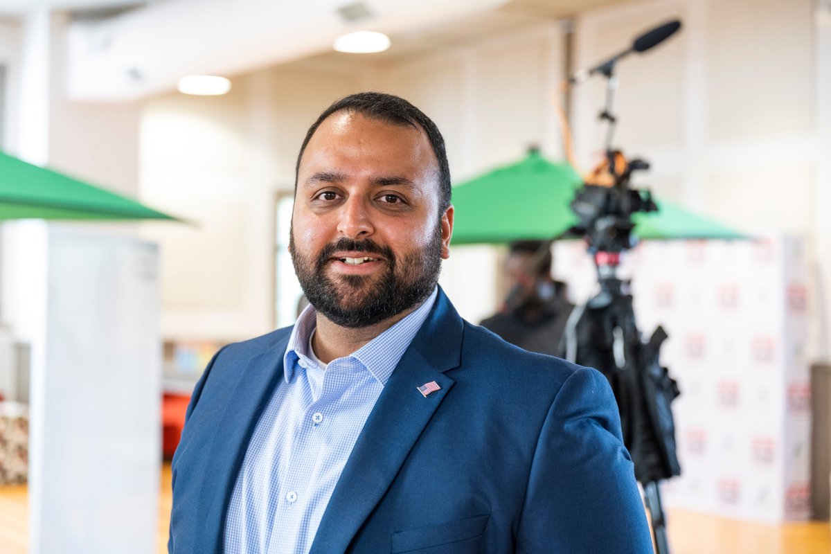 StartupCherokee's tweet photo. Crowdsourcing solutions from the community to local entrepreneurs. That was yesterday's @1MillionCupsCHK featuring a local Kickstarter version and the online shop of an upscale consignment store. Learn more at https://t.co/IClO1Ic8P2. #diggrindhatch #1MC https://t.co/WAedCy8Xmq