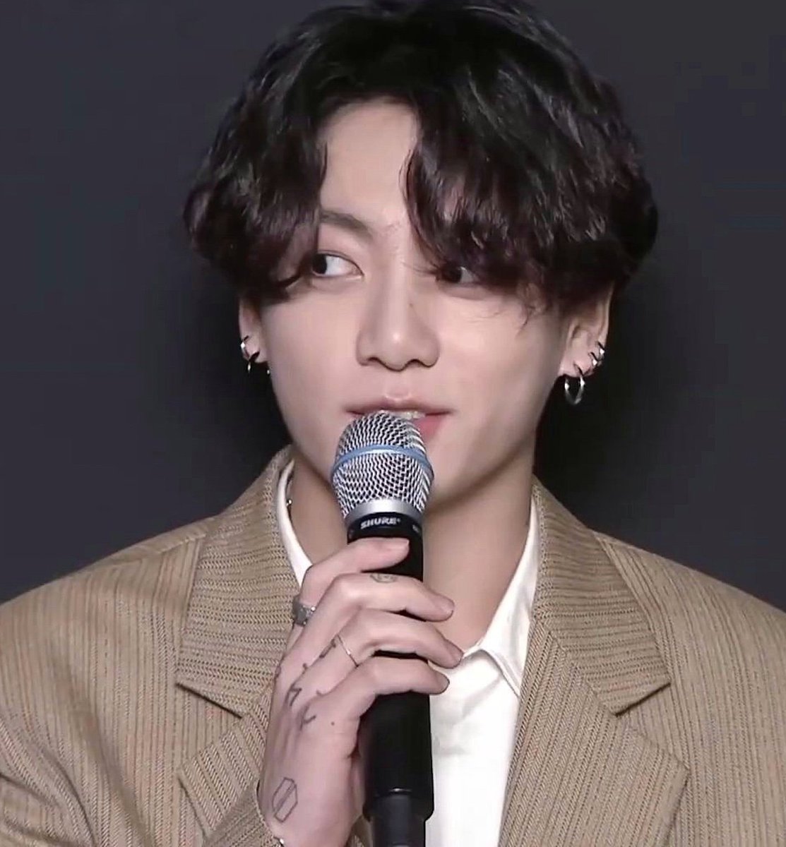 sobbingJungkook now is wearing both of the rings.Their Tiffany and co on his index and the thin ring on his ring finger sometimes he switch it