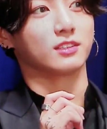 sobbingJungkook now is wearing both of the rings.Their Tiffany and co on his index and the thin ring on his ring finger sometimes he switch it