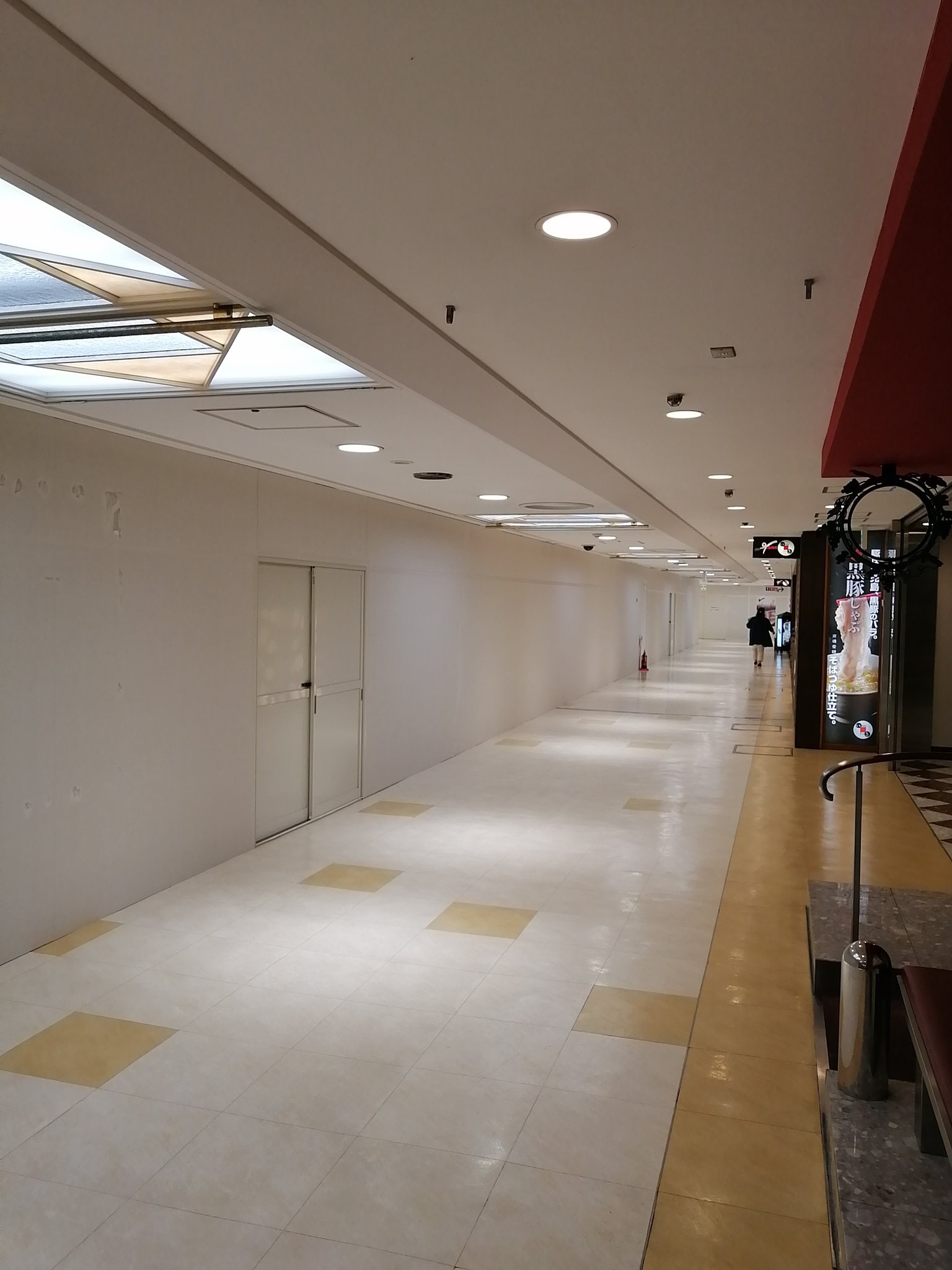 すべすべ銀行 銀座インズ1の地下 しゃぶしゃぶ屋以外全部撤退してる インズ1 2 3全部合わせると閉店が8店舗で休業も数店舗 生き残ってるのも時間の問題だろう 交通会館も閉店しまくってるしな 銀座 有楽町は壊滅する コロナが落ち着いたら すべすべ銀行 銀座インズ1の地下 しゃぶしゃぶ屋以外全部撤退してる インズ1 2 3全部合わせると閉店が8店舗で休業も数店舗 生き残ってるのも時間の問題だろう 交通会館も閉店しまくってるしな 銀座 有楽町は壊滅する コロナが落ち着いたら