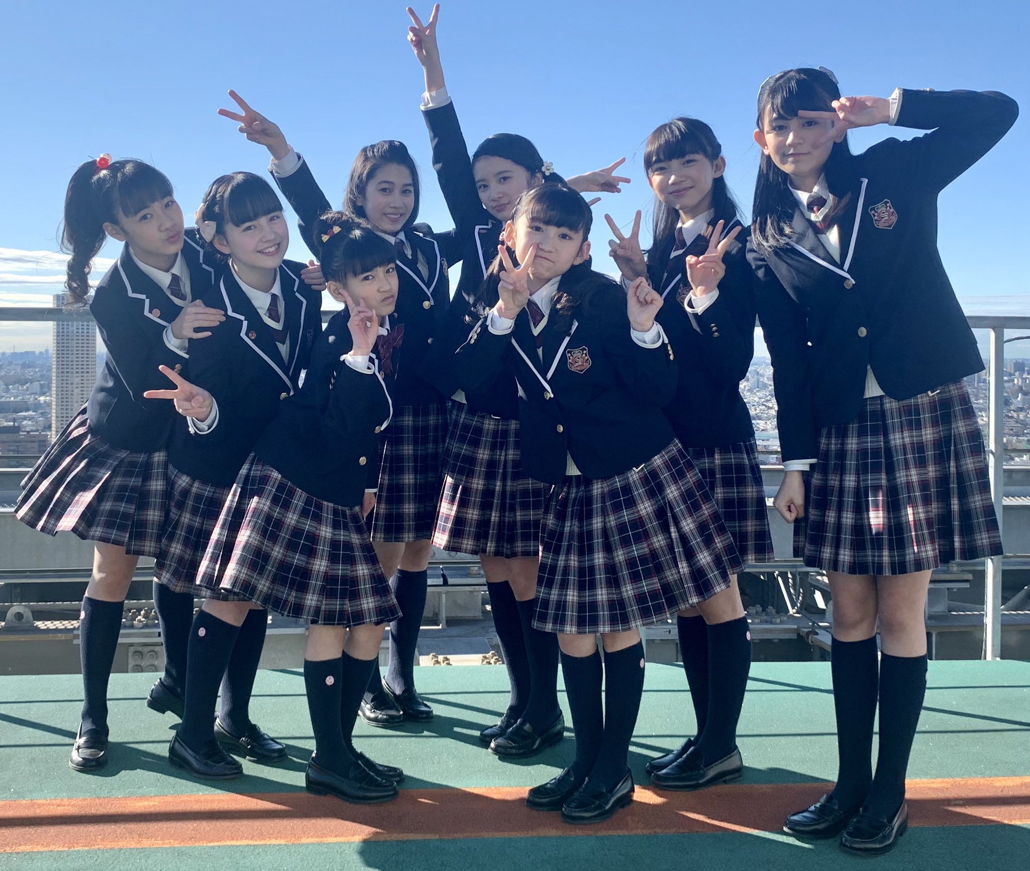 さくら学院 職員室 先日発表させていただきましたが 年度はこの8名で活動していきます 卒業生28名と共に築き上げた 伝統と絆 を大切に 10thanniversary 年度さくら学院 そしてラスト1年顔笑っていきますので 一緒に駆け抜けてくださいます