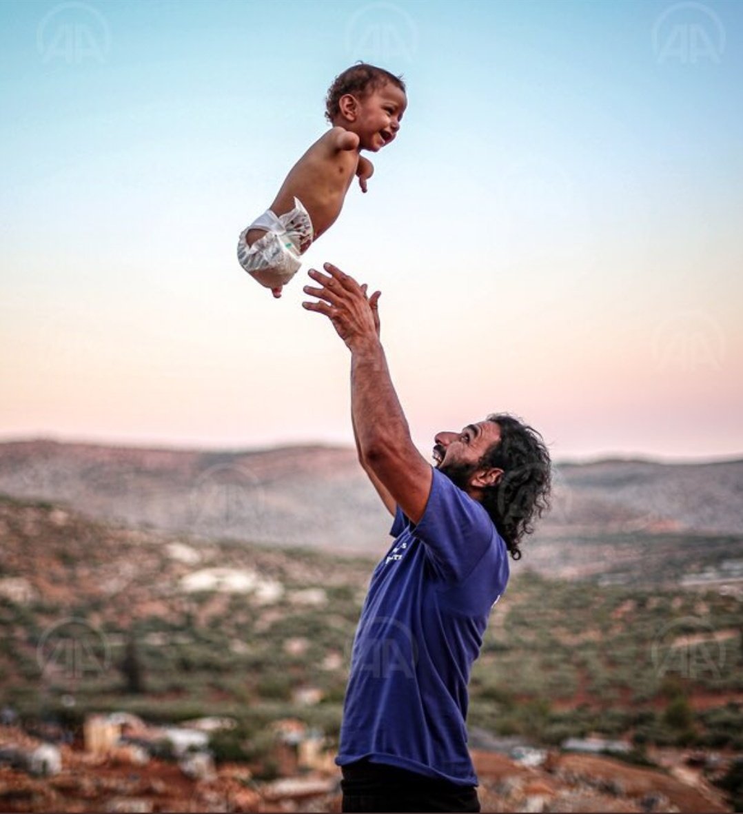 Şok etkisi yapan bir foto. Ama tüm bebeklerin ne kadar sevilmeye ihtiyaci varsa onun da o kadar sevgiye ihtiyaci var. Ağlayarak değil gülerek sevilmeli, tıpkı resimdeki gibi. Ama insan yutkunmadan da edemiyor. 😪