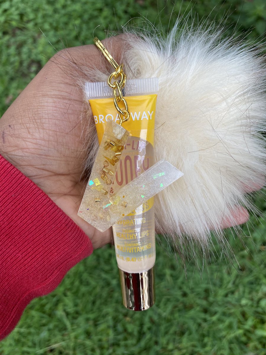 luv_kodi's tweet photo. maybe twitter can do its thing for me today🥺 

Resin Letter Keychains on sale for $12
*tell a friend to buy &amp; get yours FREE*
each order is customized and made with care by hand https://t.co/rHnJvICwVH
