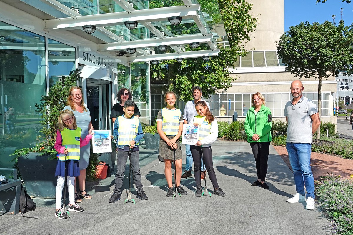 Woensdag 2 september heeft Wethouder Hilde van Garderen de ‘Samen voor Schoon’-map overhandigd aan de directeuren van basisscholen De Klimop en Sterrenschool De Ruimte. #AlmereSchoon bit.ly/32QdapW