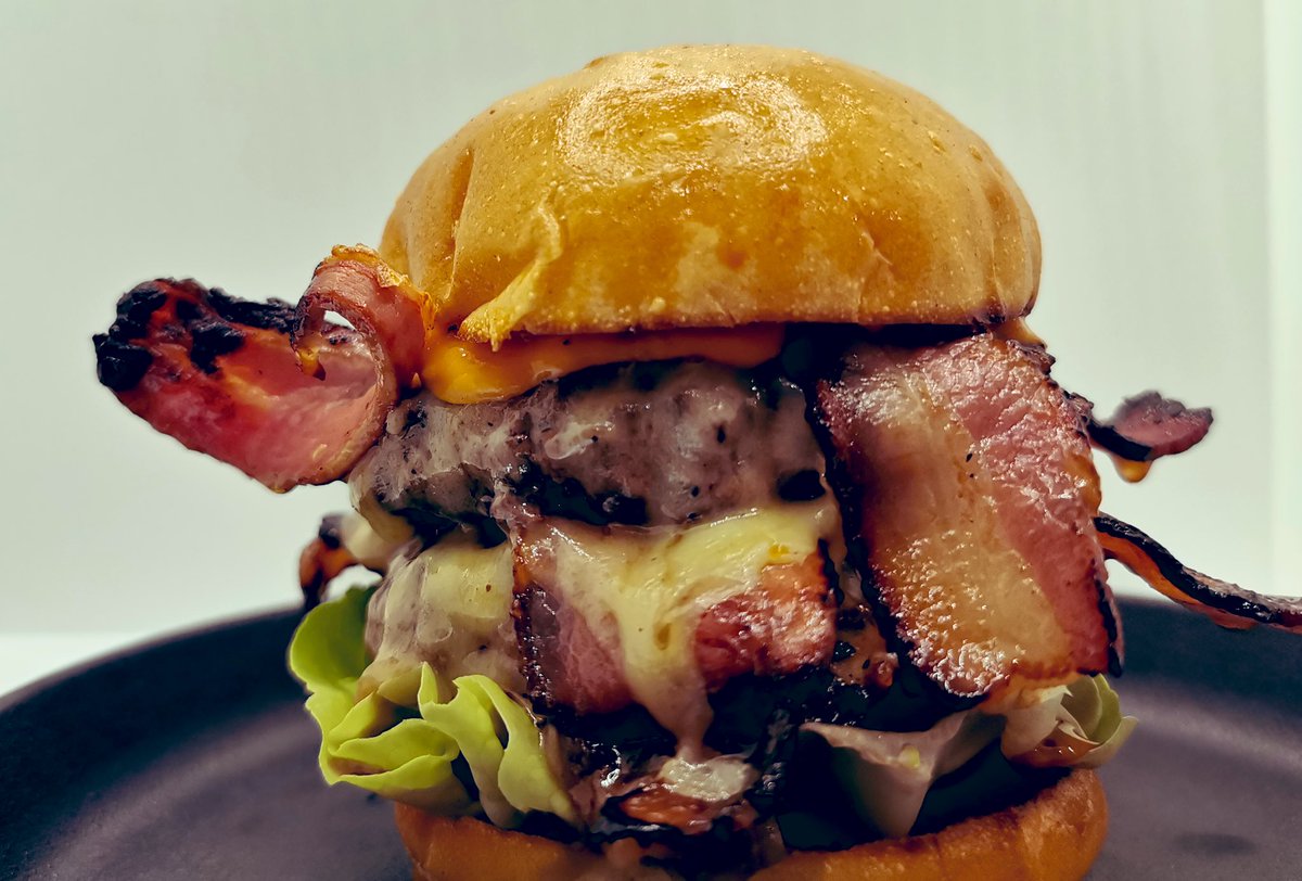 foxden_london's tweet photo. Double bacon & cheese burger #britishburgers #nofuss #ThursdayMotivation #thursdaylunch #britishbeef #supportbritishproduce #sw6 #fulhambroadway #london #eatlocal #ThursdayThoughts #opennow https://t.co/sJjm4VQmU2