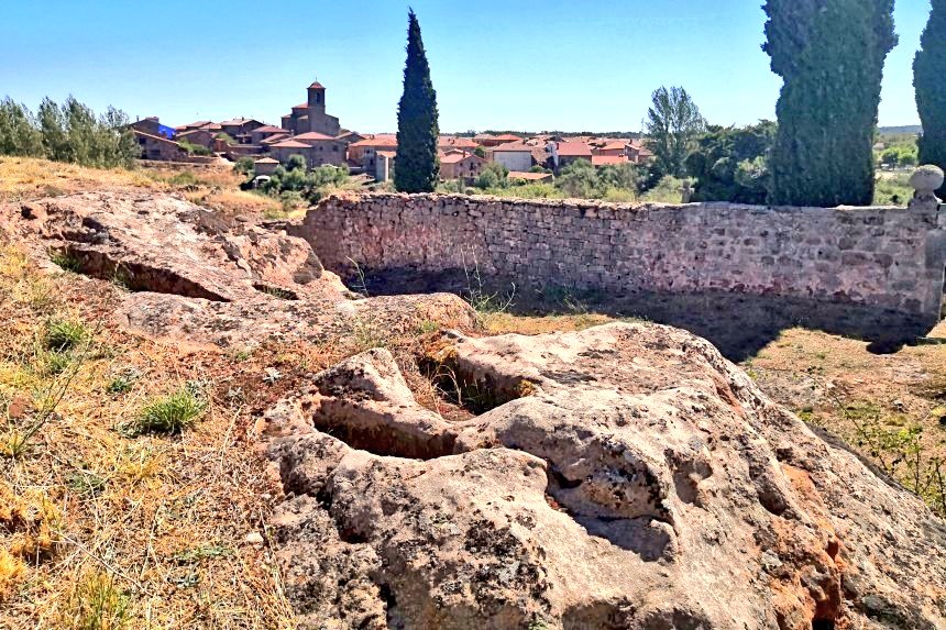 📢🆕Descubre  #RomanillosdeMedinaceli, uno de los pueblos más bonitos de Soria. Déjate sorprender por su entorno y su Patrimonio. Haz como Ortega y Gasset que tras los pasos de El Cid paró en Romanillos y averigua por qué #SoriaNiTeLaImaginas 
 mapaymochila.es/PSKw1