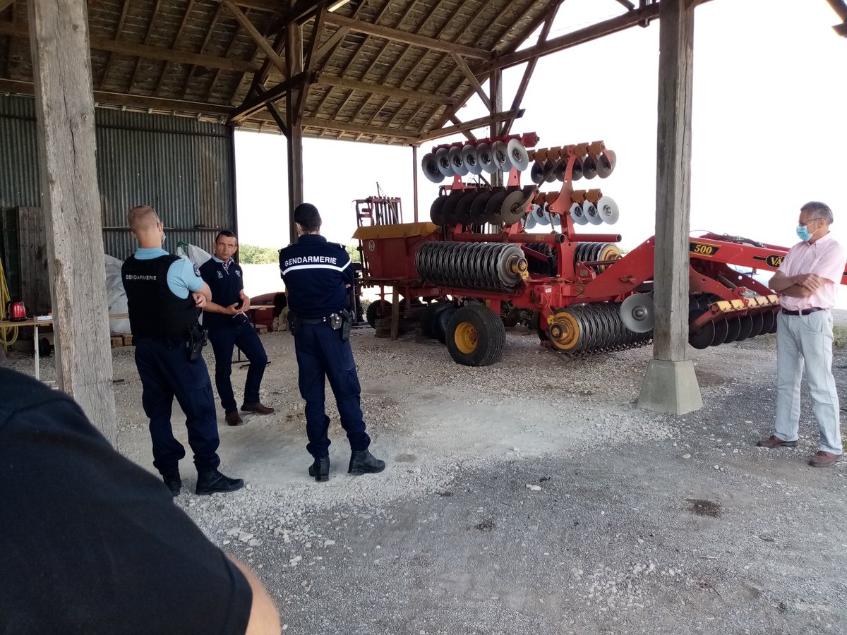 fnsea18's tweet photo. La première réunion #Sécurité des exploitations s'est tenue hier à Lunery chez Etienne TRUMEAU que nous remercions pour son accueil !
🔜Prochaine réunion Lundi 7 septembre 14h00 à #Massay chez Franck THIVRIER
Venez nombreux ! 😁
@gendarmerie_018 https://t.co/65H9TTU2Q4
