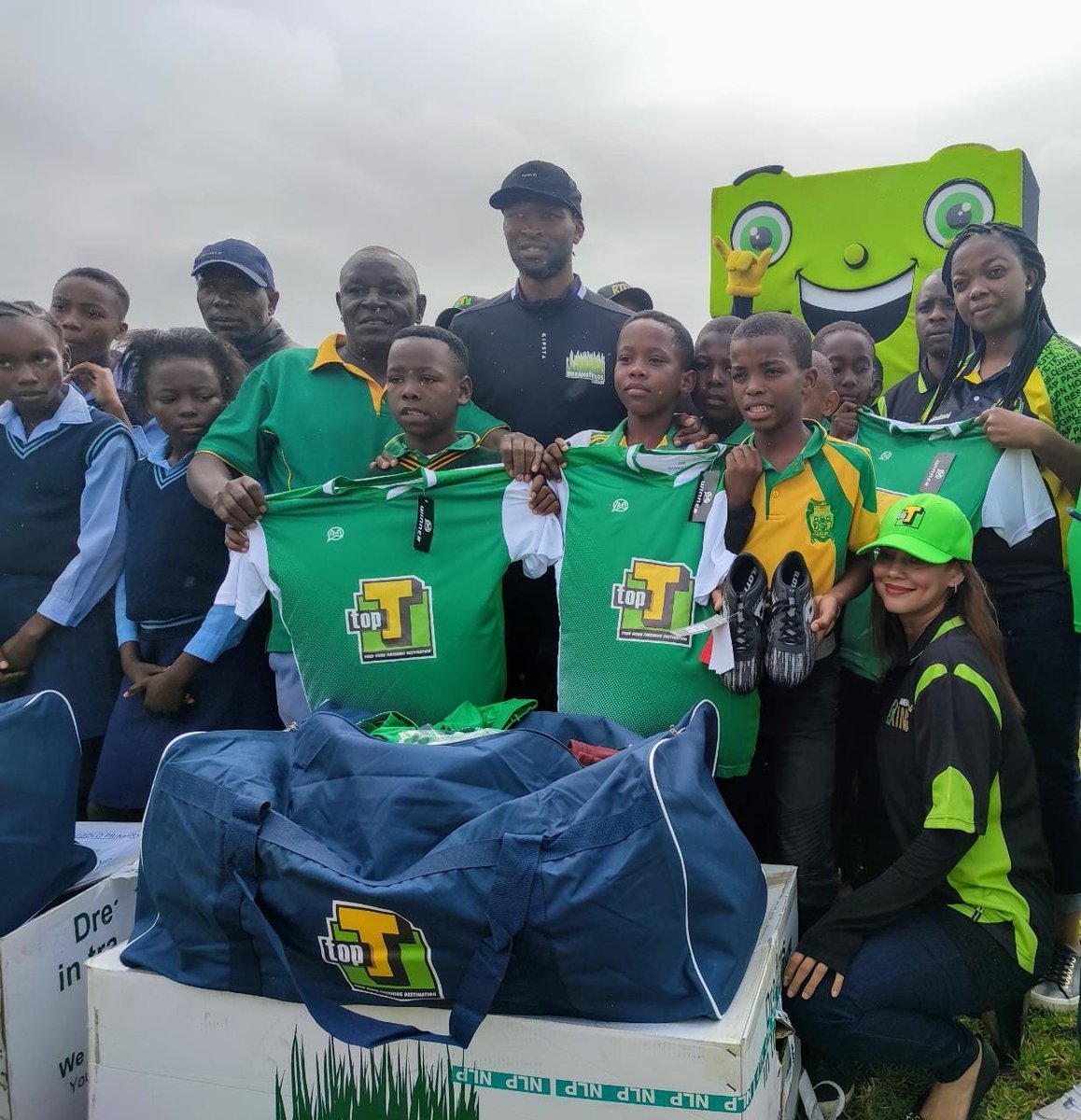 NhlanhlaKubeka6's tweet image. Throwback to Top T Cup in #Acornhoek a few weeks weeks before lockdown, in partnership with #DreamfieldsProject and #ItaltileFoundation. The seeds we continue to plant in development in the country will be seen in the near future ⚽️