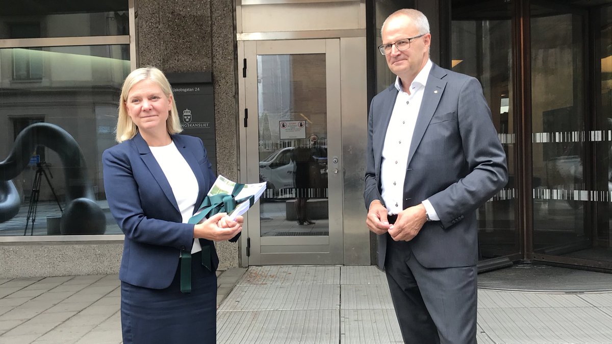 PalleBorgstrom's tweet image. Idag har jag lämnat över 40 000 namnunderskrifter till finansminister Magdalena Andersson. Nu förväntar vi oss resultat för Sveriges bönderoch att regeringen skjuter till medel för det vi förlorade i budgetförhandlingen i Bryssel. #höstbudget2020 @LRFSverige @FinansdepSv