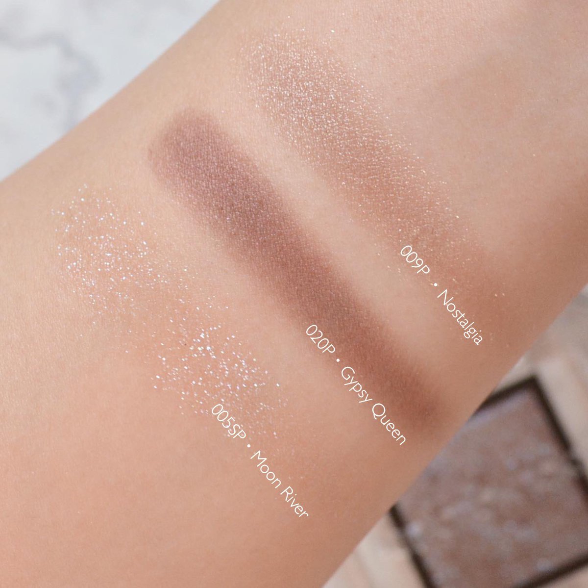 Rika On Twitter Addiction組み合わせ 第2弾はブルベにおすすめのこちらの3色 ピンクに飽きた ピンクってキャラじゃない そんな方に試していただきたい組み合わせ Nostalgiaを目のキワからグラデーションを作ってライン風にgypsy Queen Moon Riverは二重幅に指で