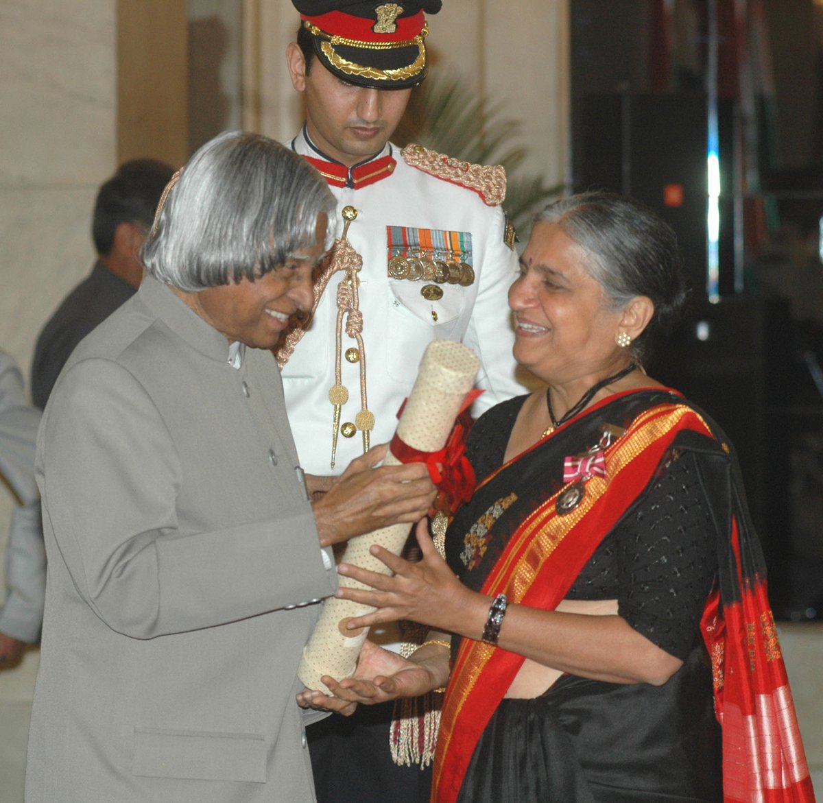 Sudha Murthy has been honoured with awards like Padma Shri(2006), Best Teacher Award(1995), R.K.Narayan Award for Literature(2006), Attimabbe Award for her technical book on computers, Award for Excellent Social Service by Rotary South-Hubli and many more.