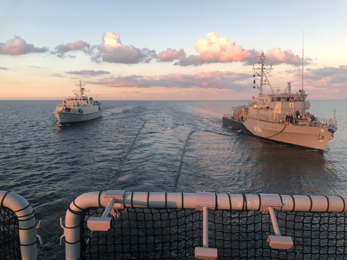 deutschemarine's tweet photo. #Zusammenspiel und #Ausbildung
sind zwei wichtige Aspekte in der #Seefahrt. Auch beim Manöver #GEREX wird dies praktiziert. Sei es in bei der #Versorgung des estländischem Minensuchers „Ugandi“ und der „Homburg“ oder dem Fliegerfaustschießen auf der „Werra“. #international https://t.co/gGYtdbOhVC