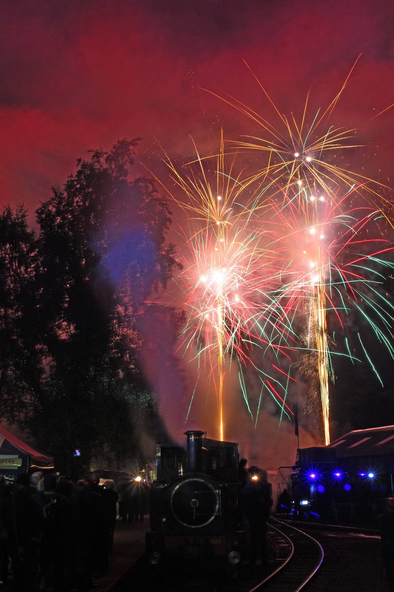 ElectrifyPyro's tweet image. This time 3 years ago we did the 8 miles of fireworks at 
@LlanfairLine!
 What a fantastic display it was and what a brilliant time we had doing it! ❤️🎇
#ThrowbackThursday #Throwback #Railways #fireworks 

The fantastic photo of the fireworks by Andrew Charman 📸