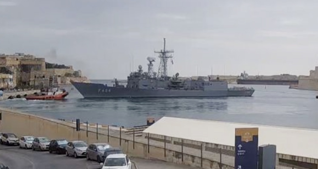 WarshipCam's tweet photo. Turkish Navy Gabya-class frigate TCG Gokceada (F494) (ex-Oliver Hazard Perry-class USS Mahlon S. Tisdale FFG-27) leaving Valletta, Malta - September 3, 2020 #gokceada #f494 https://t.co/QX2CltW73D
