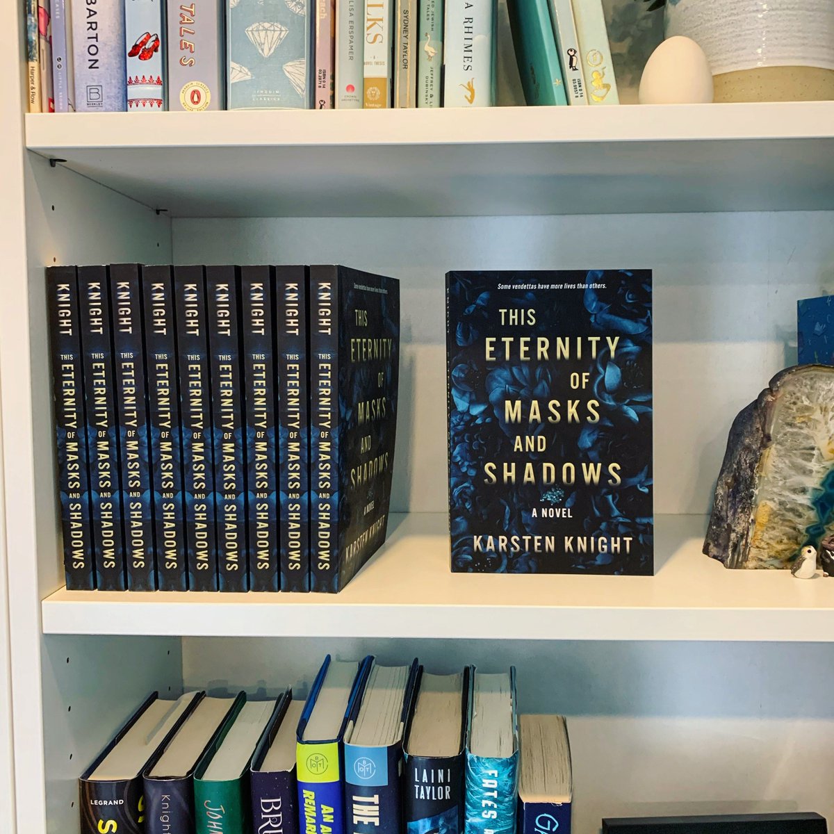 velvetopusreads's tweet image. More #LGBTQIA love in "This Eternity of Masks and Shadows by @KarstenKnight.

"Like binge watching Netflix... action-packed"

🐳 Sapphic love
💛 Reincarnated gods
🐳 Murder mystery
💛 Pet arctic tiger!

Full review 👉 goodreads.com/review/show/33…

#VelvetOpus #SelfPubFantasyMonth