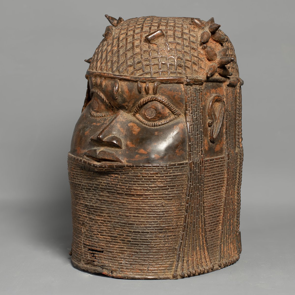 Since the Oba of Benin is trending, we decided to bring you some piece of history from the ancient kingdom of Benin with some interesting facts about the Oba.Commemorative Altar Head, Bronze, 16th Century, 28 x 20 x 16cm.  @shyllonmuseumEnjoy the Thread.
