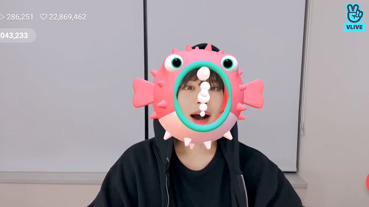 a short thread of seungmin trying out filters on today's live 