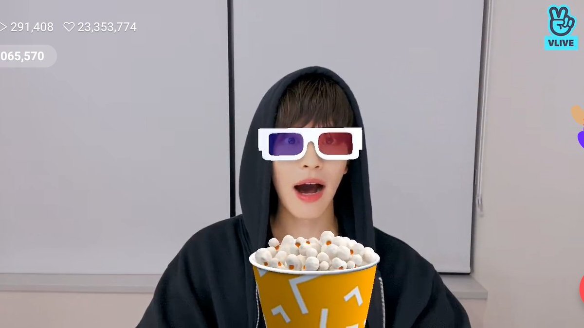 a short thread of seungmin trying out filters on today's live 