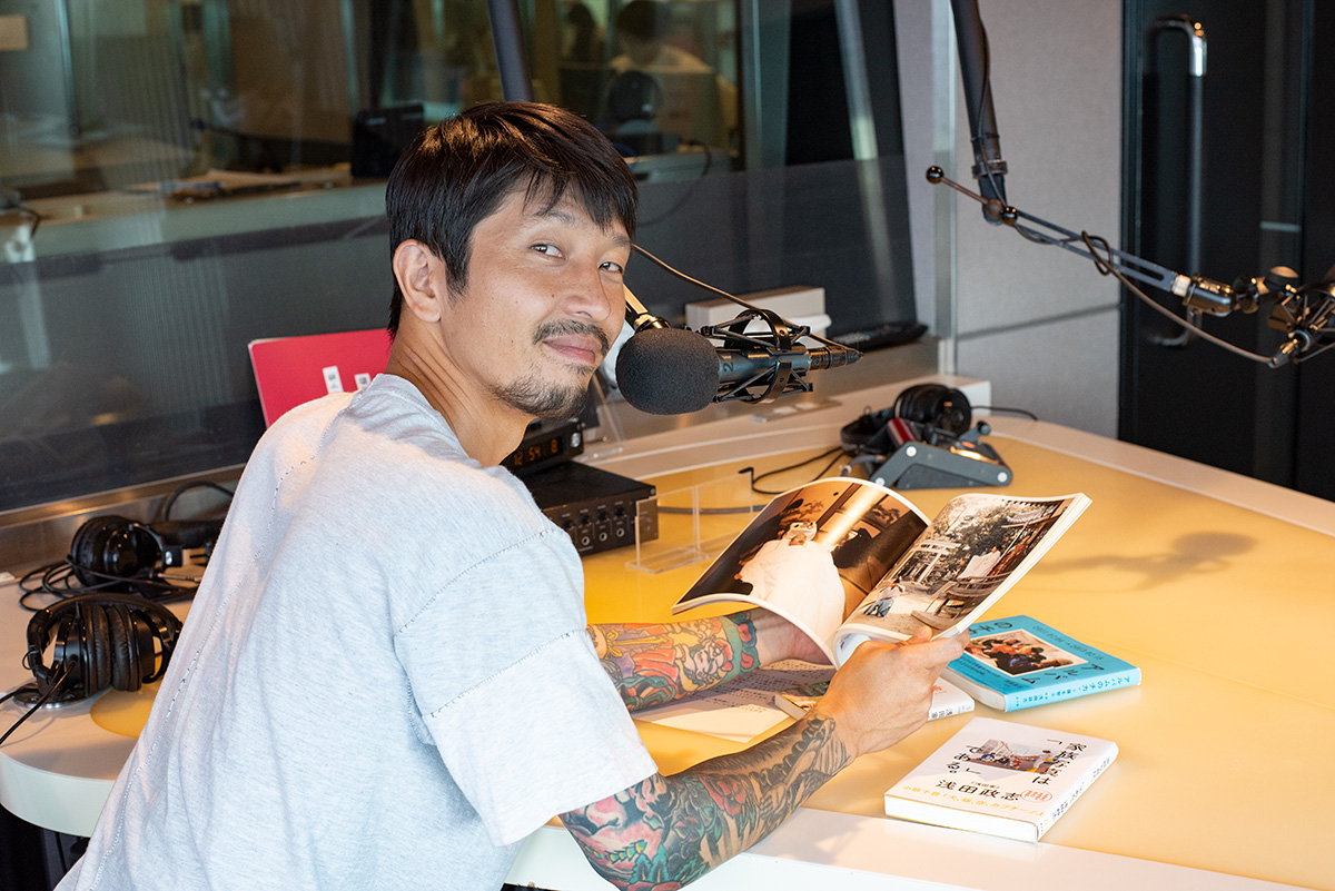 RADIOSWITCH_813's tweet image. 『RADIO　SWITCH』９月５日（土）２４時からの放送は写真家　#浅田政志　ロングインタビュー。

この秋公開される #二宮和也　主演映画『#浅田家！』
原案となった浅田政志はなぜ家族写真を撮るのか、そのルーツを紐解く。

あなたが最後にアルバムを見たのはいつですか？

#radioswitch813　#jwave