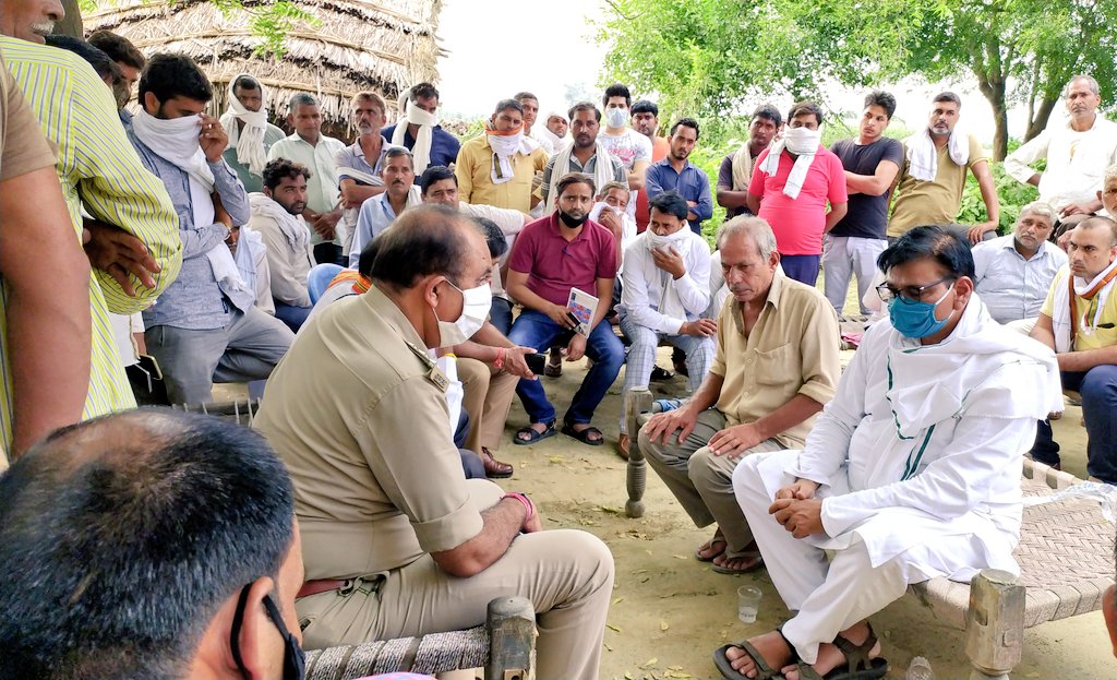 DhirendraGBN's tweet photo. #JewarAssembly के ग्राम #Neemka की घटना से बेहद आहत हूँ। मृतक प्रदीप अत्री मेरे छोटे भाई जैसे थे। परिवारीजनों को न्याय दिलाये जाने के लिए #CMUP मा0 @myogiadityanath जी से वार्ता हो चुकी है। मृतक के परिवारीजनों को आर्थिक सहायता भी उपलब्ध कराई जाएगी। #MLAJewar https://t.co/WuujPyQury