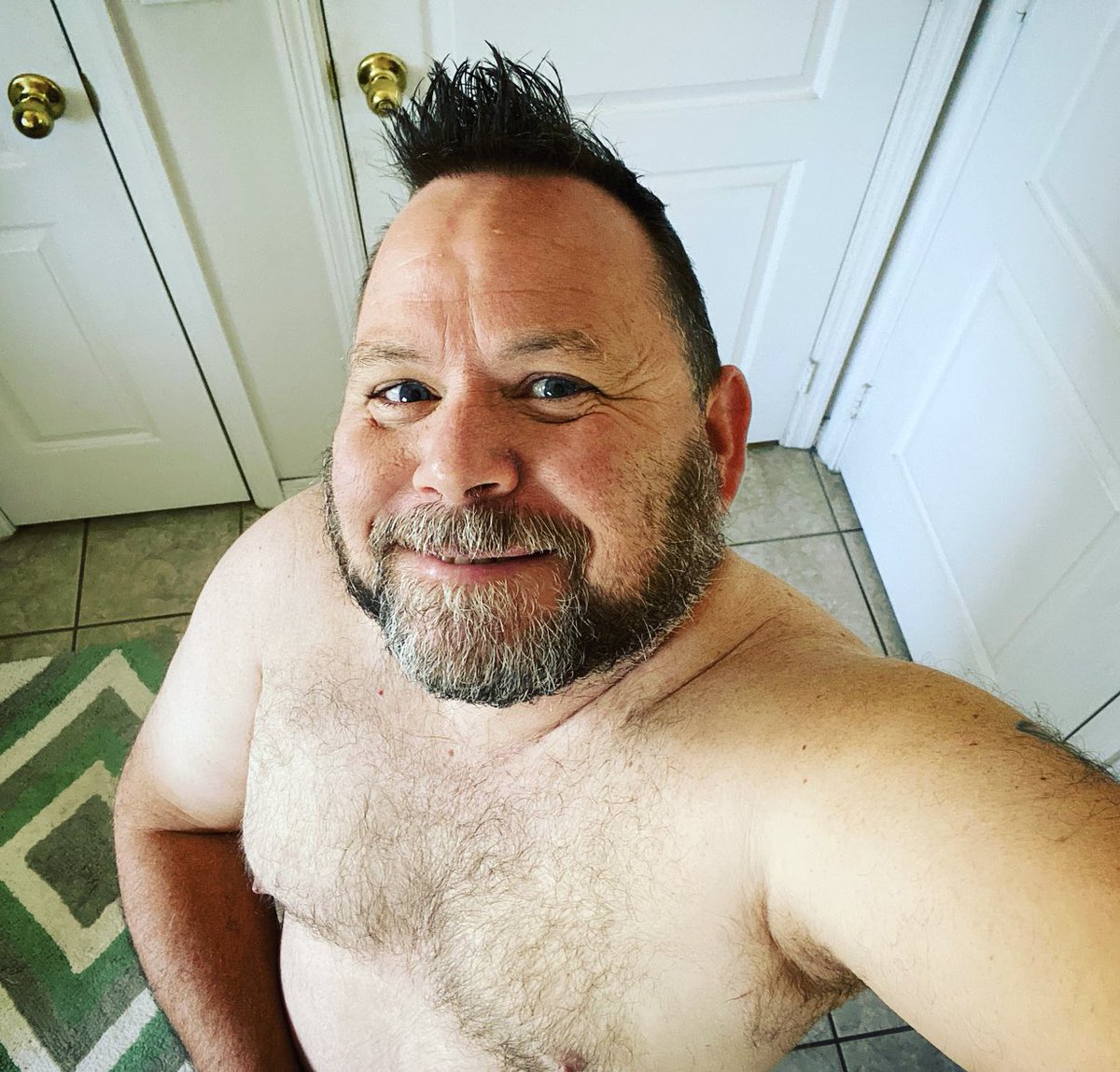 EROCK115's tweet photo. Feeling so fresh, so clean, clean. #freshandclean #showered #daddyrealness #sometimesifeelcute https://t.co/YLVeR9AQa4