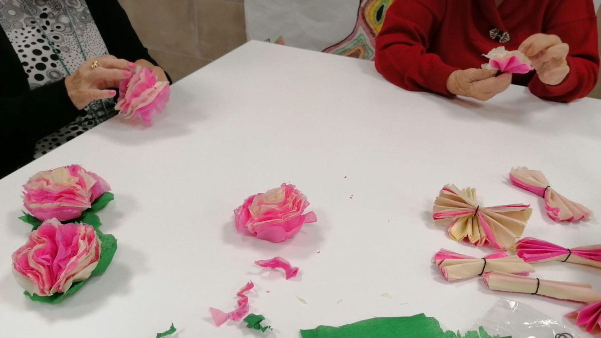RSPatioPalacios's tweet photo. ¡Ya lo tenemos casi todo listo para hacer nuestra ofrenda floral a la Virgen de San Lorenzo!🌺🌺 Estamos utilizando material que teníamos en el centro para festejar a la patrona de Valladolid por todo lo alto 🎉🎉. #ResidenciasClece https://t.co/FC2Dz1B2na