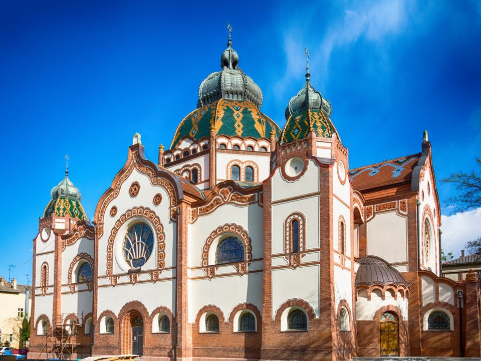 The Jakab and Komor Square Synagogue was built in 1901 by the Hungarian-Jewish community of Subotica, Serbia.It's the second largest synagogue in Europe and the only surviving synagogue in the Hungarian Art Nouveau style.