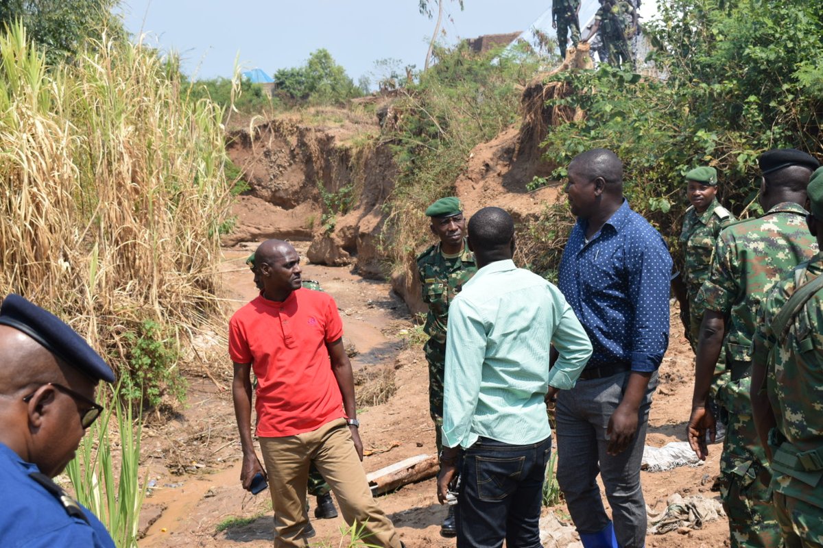 RTNBurundi's tweet photo. #Burundi Le chef de la #FDNB,Prime Niyongabo en compagnie des intervenants locaux dans la protection de l’environnement effectue une descente pour constater l’état des lieux des rivières affluents du lac #Tanganyika en @MairieBuja ds le cadre du projet «EWE BURUNDI URAMBAYE» https://t.co/N2ige8UhtC