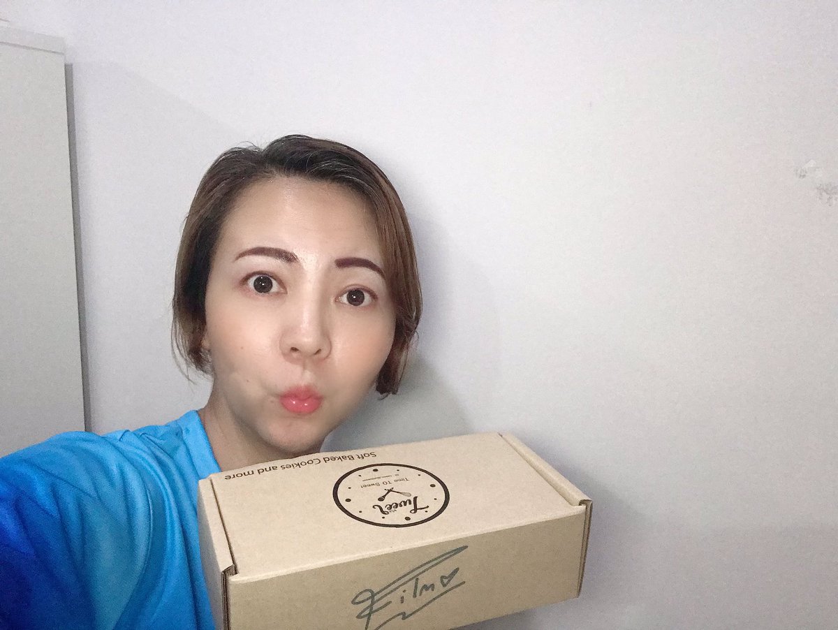 Boomjuntima's tweet photo. กรี๊ด😘😘😘ได้ลายเซ็น ฟิล์ม ธนภัทร คุกกี้ก็อร่อย กล่องก็ต้องเก็บไว้ ค่ะ 🙏🎁ของขวัญผู้โชคดี #FilmTNP https://t.co/J9M3wqGBcS