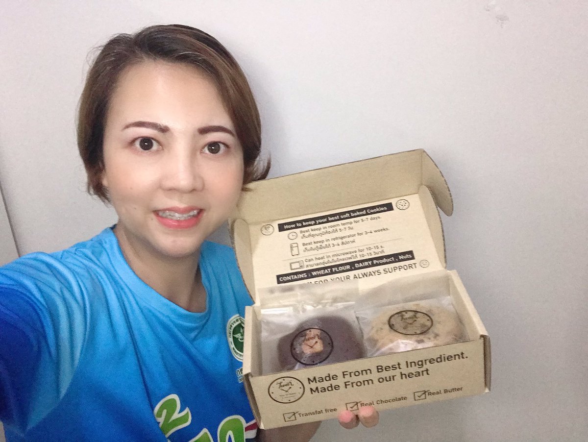 Boomjuntima's tweet photo. กรี๊ด😘😘😘ได้ลายเซ็น ฟิล์ม ธนภัทร คุกกี้ก็อร่อย กล่องก็ต้องเก็บไว้ ค่ะ 🙏🎁ของขวัญผู้โชคดี #FilmTNP https://t.co/J9M3wqGBcS