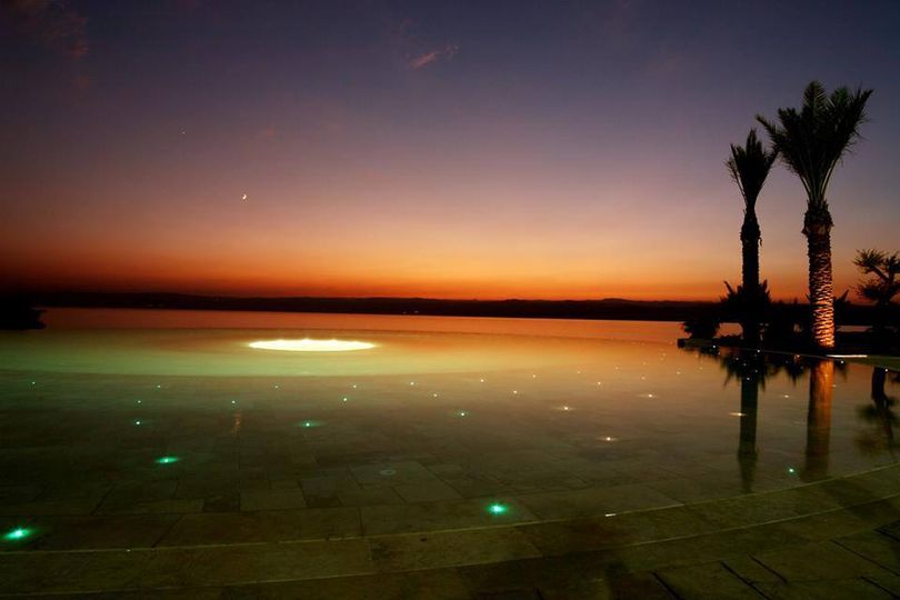 Have you seen our infinity pool during sunset time before! Magical, right?
#Kempinski #KempinskiIshtar #deadsea #Jordan