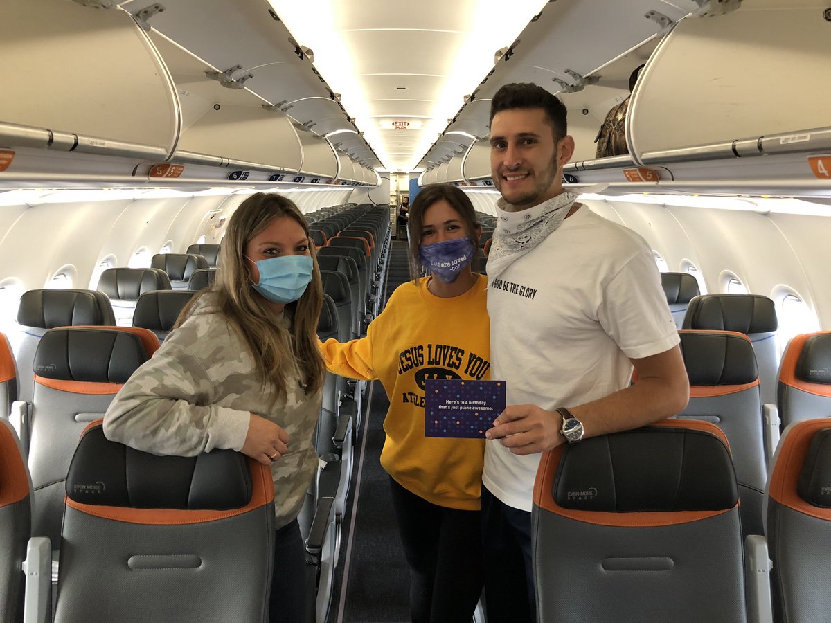 stephaniedumor1's tweet photo. #TeamEWR Birthday celebration for our customers on their way to #CHS. #CustomerRecognition https://t.co/fmnlKPF0QJ