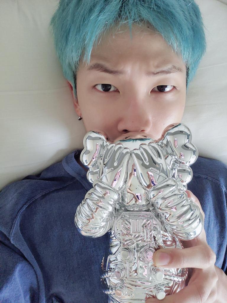 BTS_RM_OFFICIAL's tweet photo. 😁
#APMA #KAWS https://t.co/3X5APgWUql