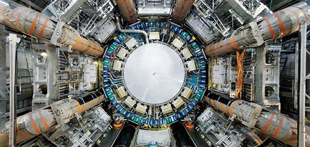 ٩كاشف  @ATLASexperiment، أحد أجهزة الكشف العملاقة المستخدمة لرصد بوزون هيغز أثناء تناثر الجسيمات في مصادم الهادرونات الكبير التابع للمنظمة الأوروبية للأبحاث النووية  @CERN.يعادل وزنه ما يقارب مئة طائرة أي 18 ألف طن تقريبًا، ويضم أكثر من 2900 كيلومتر من الكابلات.