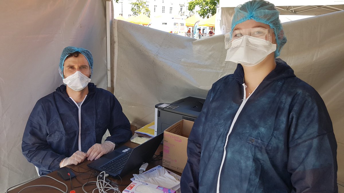 CHUnantes's tweet photo. Ils se sont portés volontaires pour la campagne de dépistage du #Covid_19 😀. Auriane est infirmière en médecine physique et réadaptation et Damien travaille au laboratoire de biochimie du CHU. Pour eux : "c'est normal d'être ici et de participer à cette action de prévention". https://t.co/PqVqk1KrhC