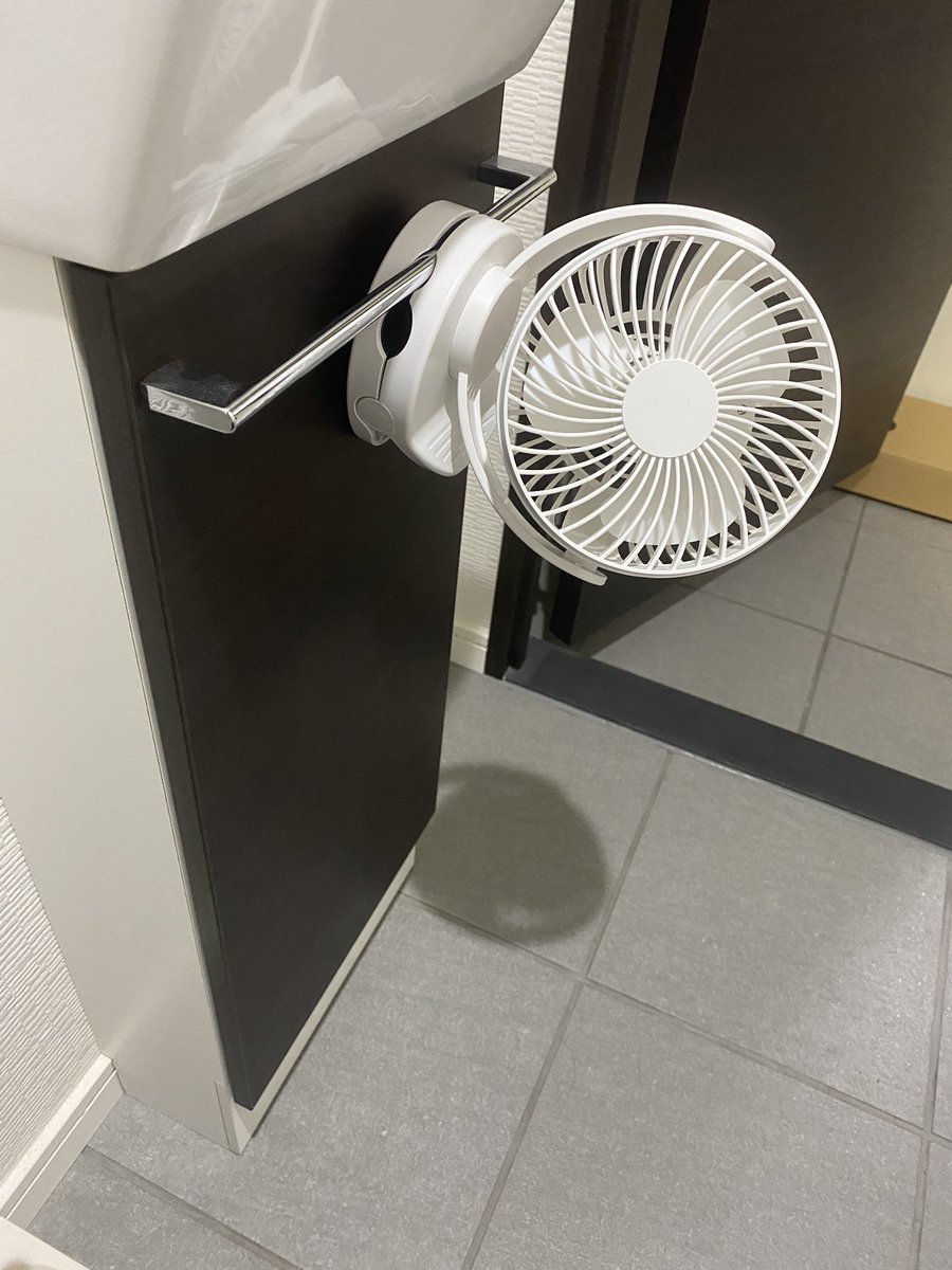 板倉俊之 トイレに扇風機をつけた とても快適になった しかし夏はもう終わろうとしている もっと早く気づくべきだった うう うう あとこれが扇風機なのかサーキュレーターなのかがわからない そもそもサーキュレーターって何だ 急に耳に