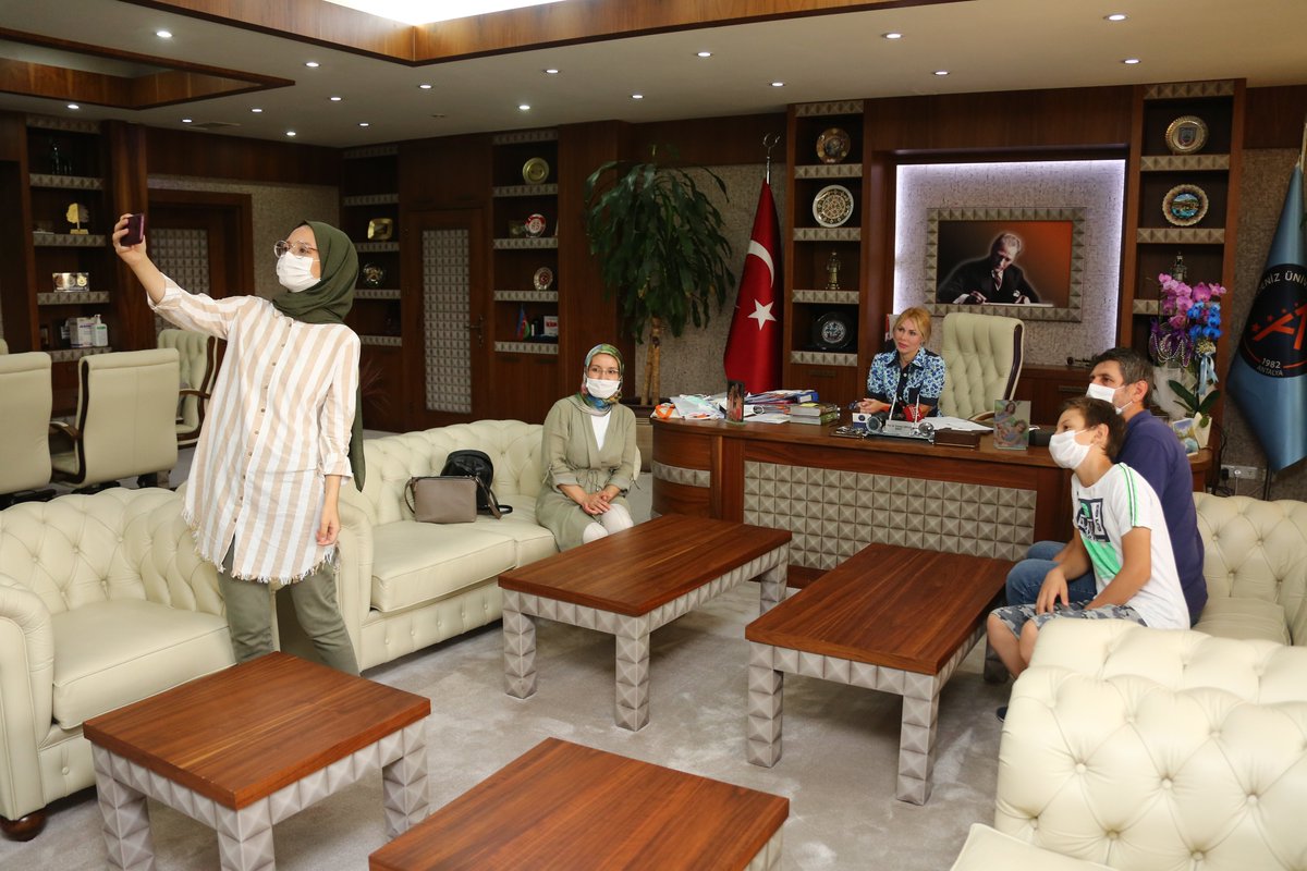 Akdeniz Üniversitesi’ni kazandığı haberini babası ile öğrendiği andaki sevinci sosyal medyada milyonlarca kez izlenen sevgili öğrencimiz Berna ve ailesi, Rektörümüz Prof. Dr. Özlenen Özkan ile bir araya geldi. Rektörümüz Berna’yı tebrik etti ve başarılar diledi.