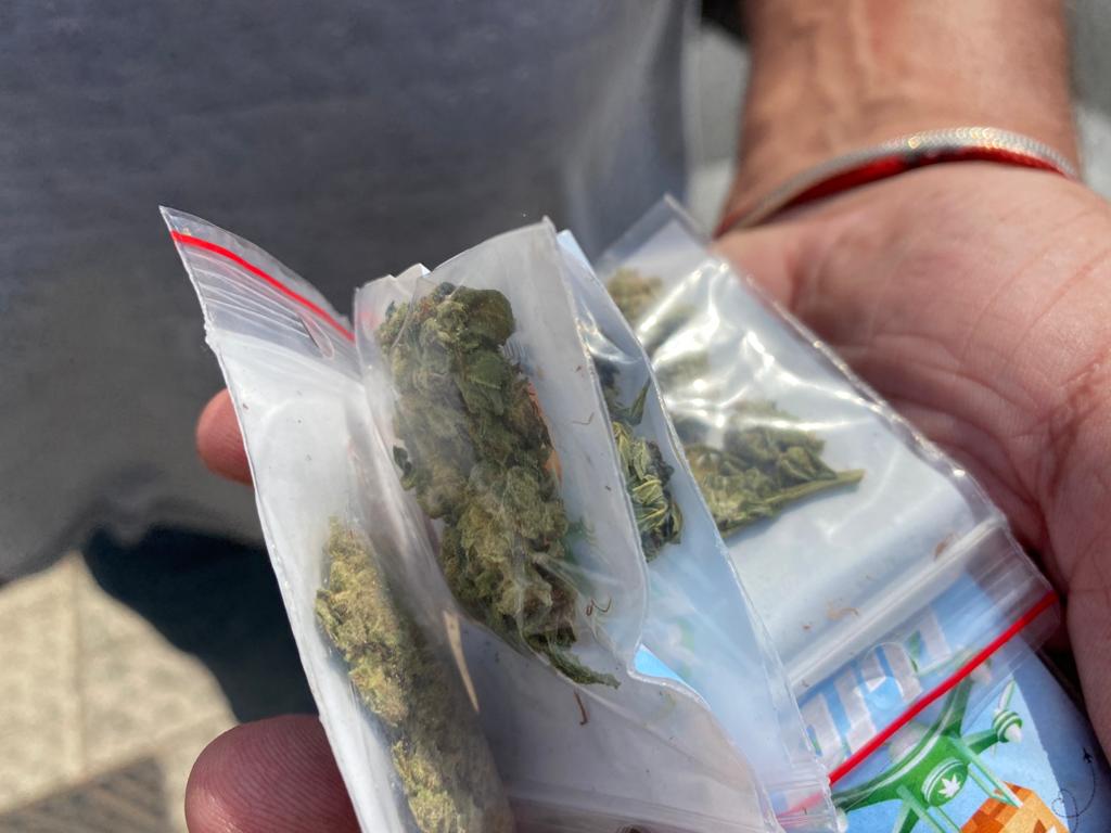 Jerusalem_Post's tweet image. It's raining #marijuana: A drone mysteriously dropped hundreds of bags of #cannabis over Rabin Square in #TelAviv Thursday afternoon. 
Full story: bit.ly/3brJnYy

Photos by @sassoniavsha1