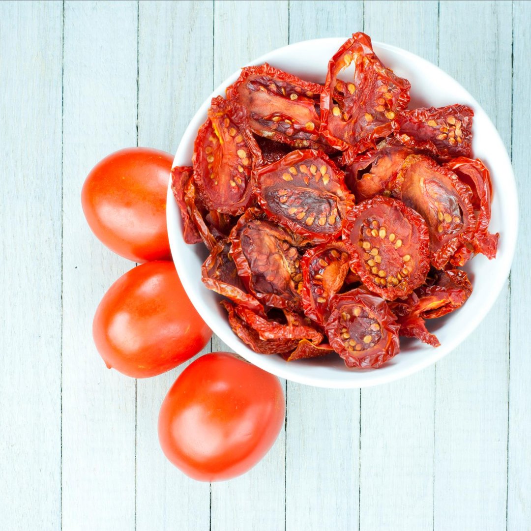 ProducePerks's tweet photo. Sun-dried tomatoes are easy to make and can be added to salads, pizzas, sandwiches, and more! Check out how to make these at home. https://t.co/Ok6Fibp4a6 #ProducePerks #youSNAPweMatch #snap #PEBT #healthyrecipes https://t.co/uPTyPxnjb8