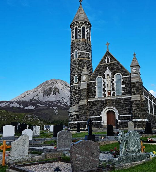 #FridayPhoto Without a doubt, one of the most incredible photos of #Errigal we've ever seen taken from the Church Of The Sacred Heart - #Dunlewey. A stone's throw away from our @Errigal_Hostel. 📷 Colin Green @Gweedore_WAWay @WAWHour @DonegalHour @broadsheet_ie #Donegal